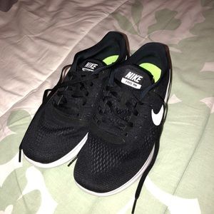 NWOT!! NBW! Black Nike Free RN Sneakers!
